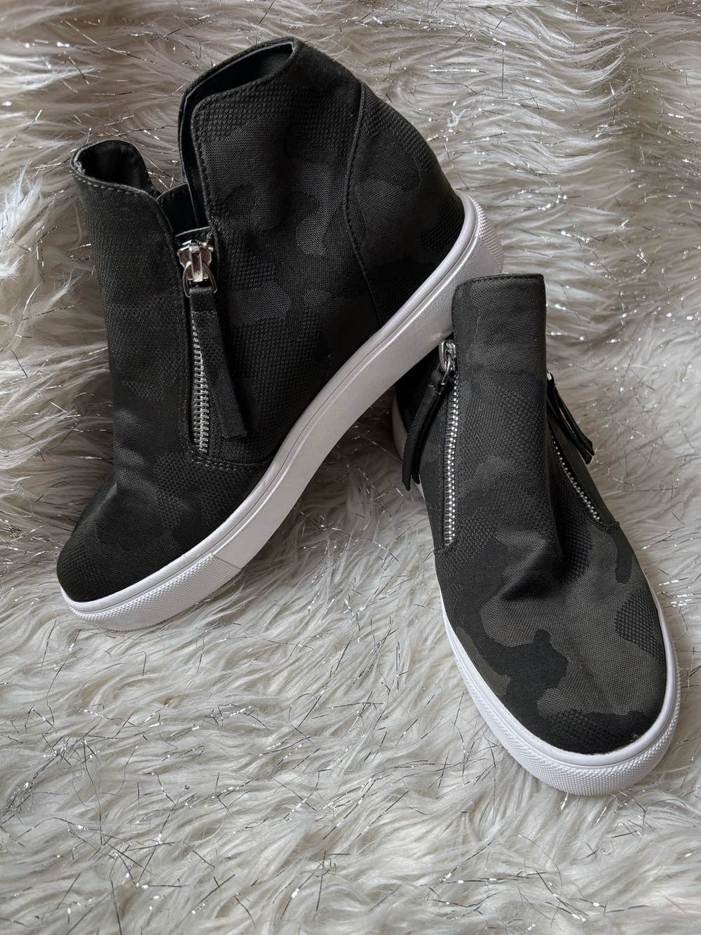 Steve Madden Green Camouflage High-Top Sneakers with White Sole Size 7.5M
